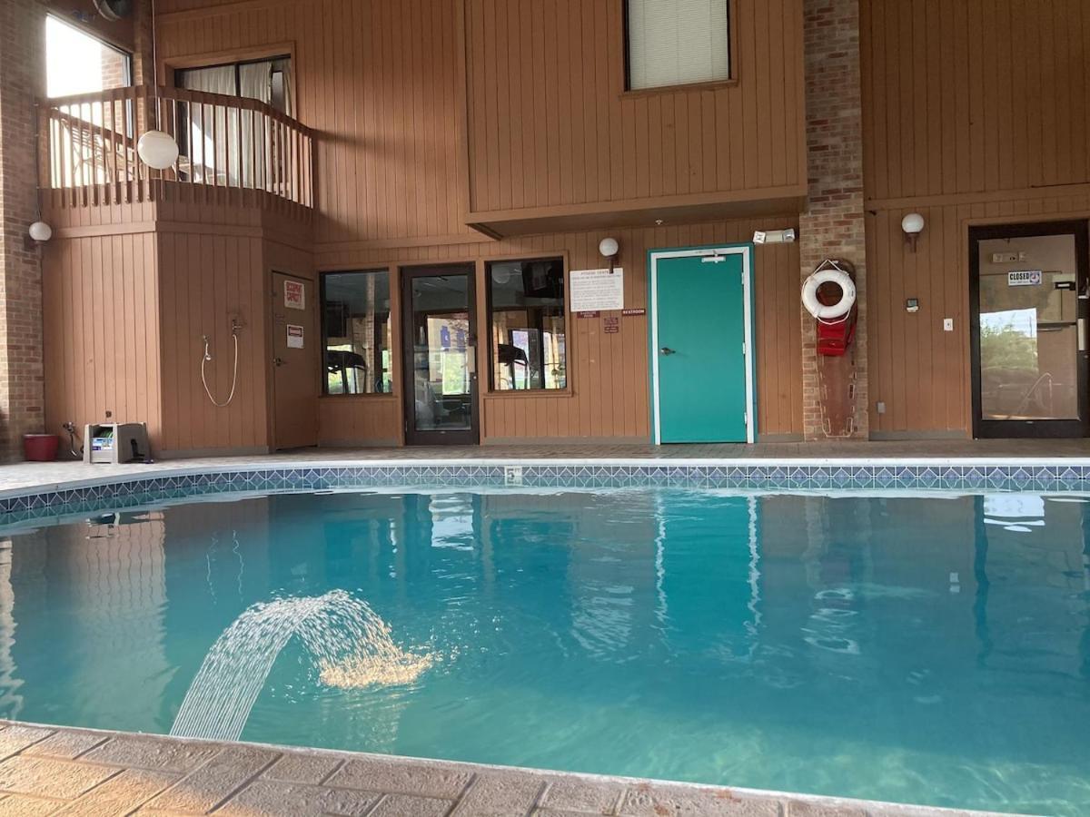 Royal Inn Suites Huntington Экстерьер фото