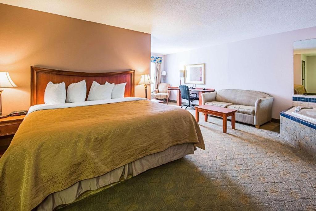 Royal Inn Suites Huntington Экстерьер фото