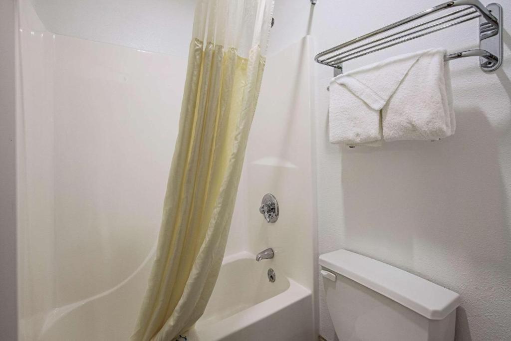Royal Inn Suites Huntington Экстерьер фото