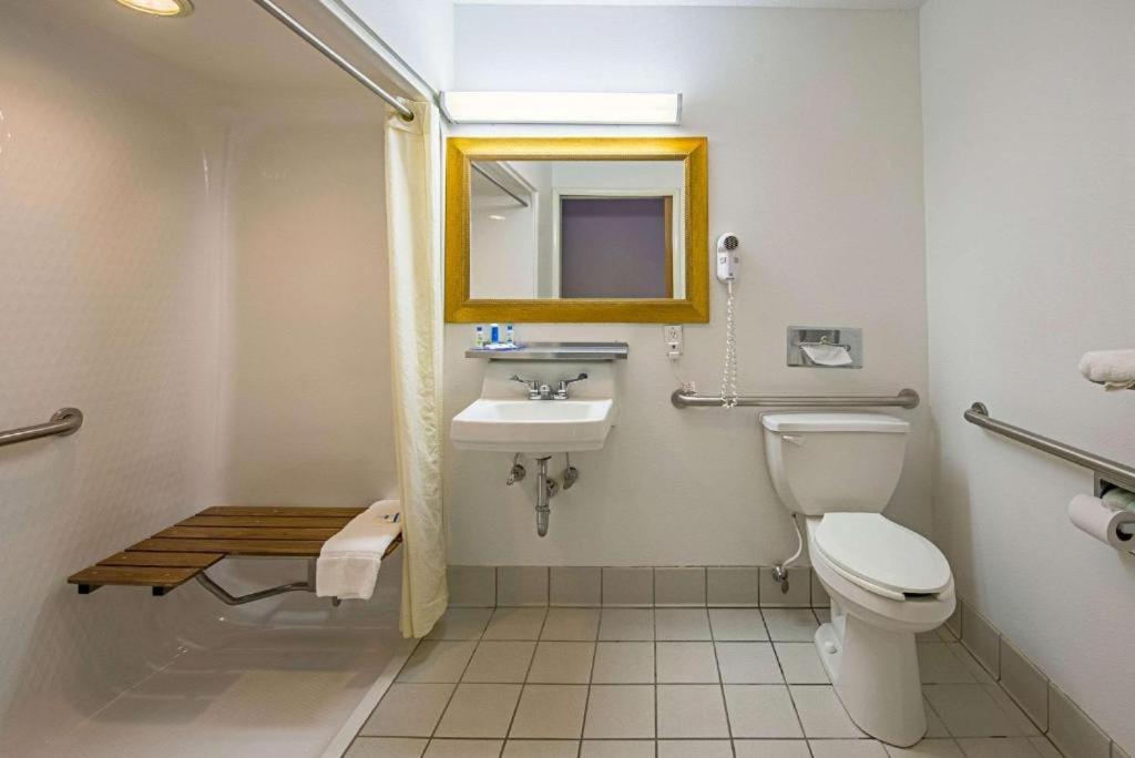 Royal Inn Suites Huntington Экстерьер фото