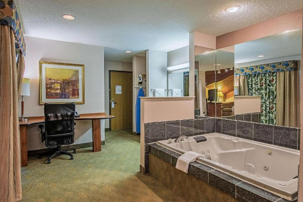 Royal Inn Suites Huntington Экстерьер фото