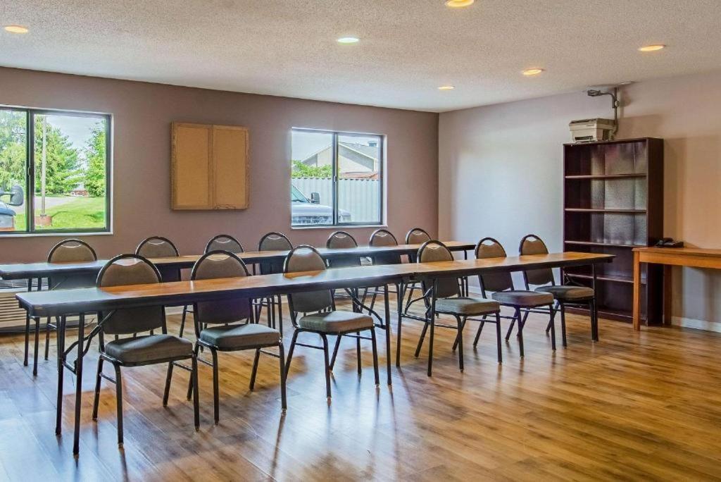 Royal Inn Suites Huntington Экстерьер фото