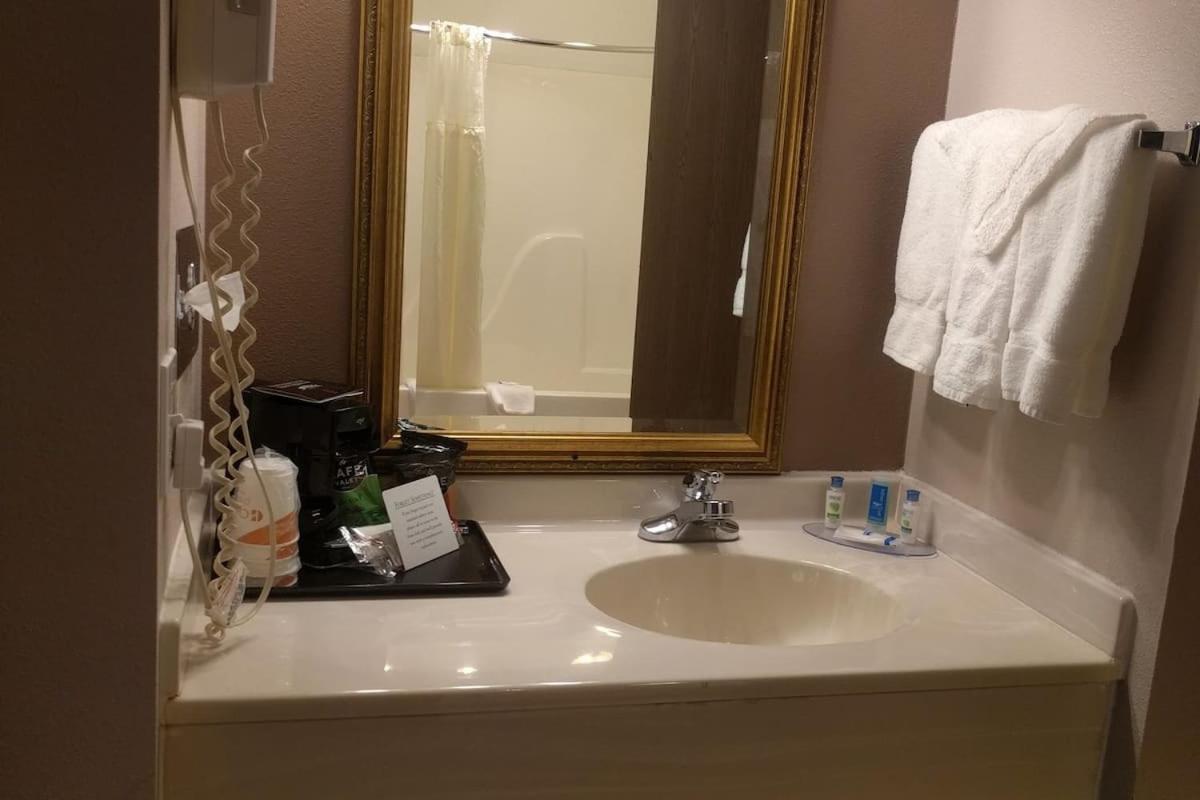Royal Inn Suites Huntington Экстерьер фото