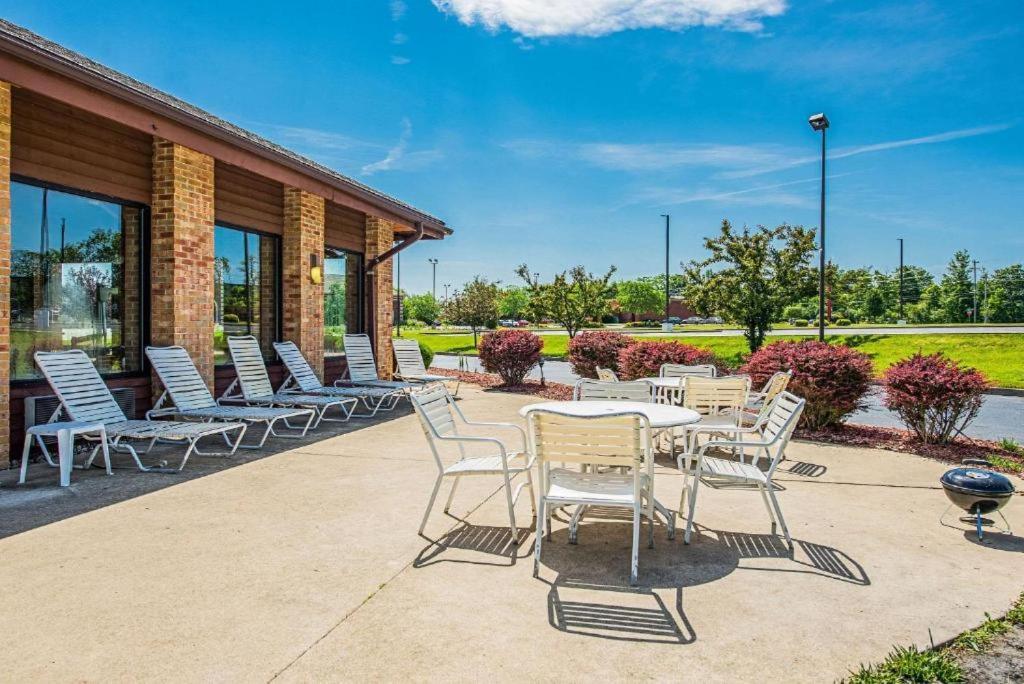 Royal Inn Suites Huntington Экстерьер фото