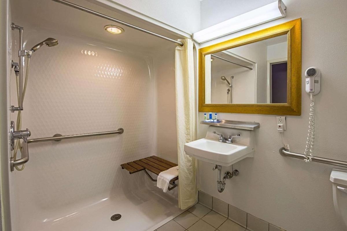 Royal Inn Suites Huntington Экстерьер фото