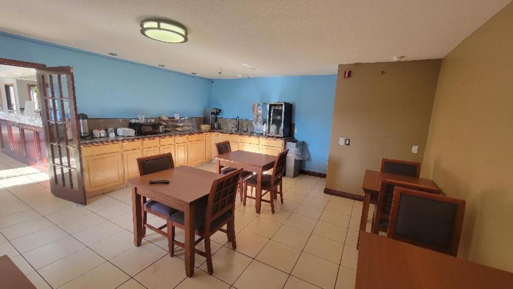 Royal Inn Suites Huntington Экстерьер фото