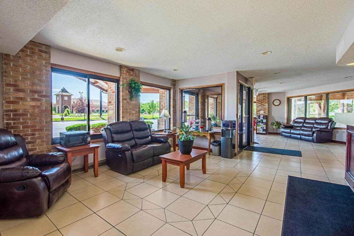 Royal Inn Suites Huntington Экстерьер фото