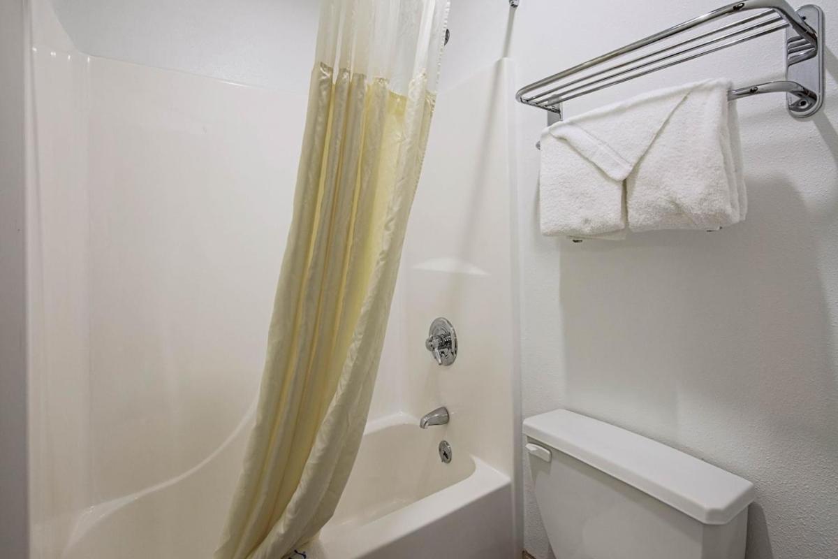 Royal Inn Suites Huntington Экстерьер фото