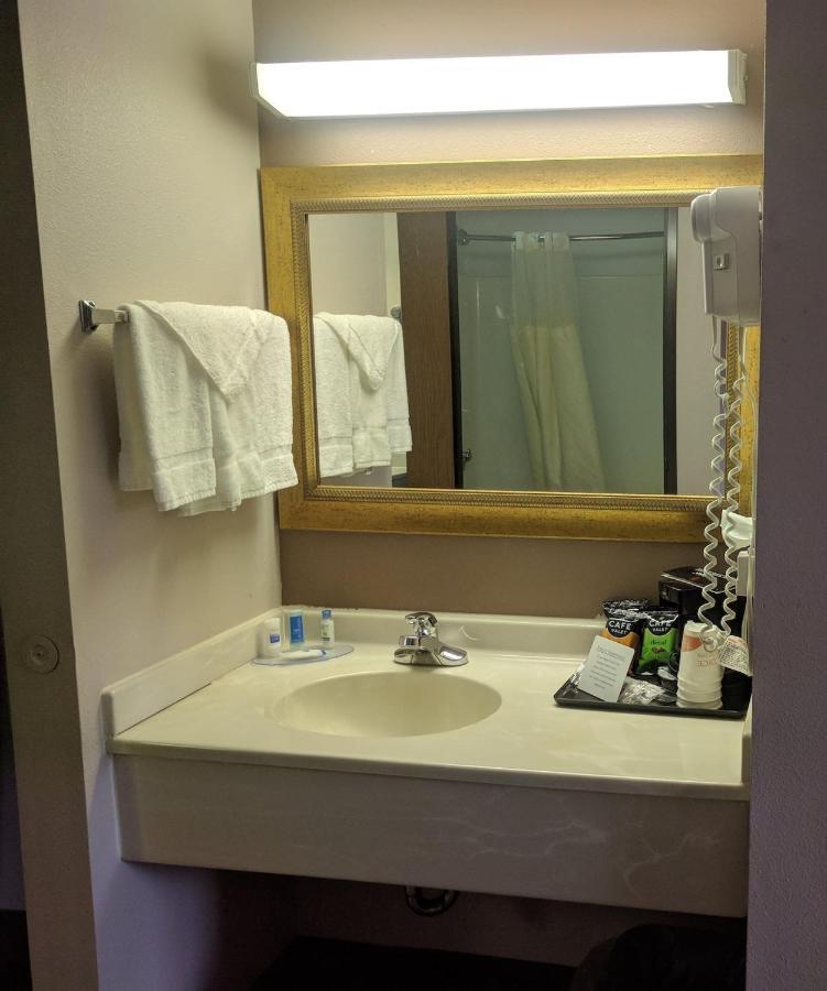 Royal Inn Suites Huntington Экстерьер фото