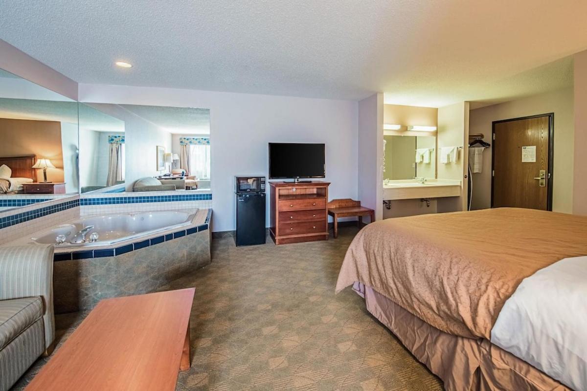 Royal Inn Suites Huntington Экстерьер фото