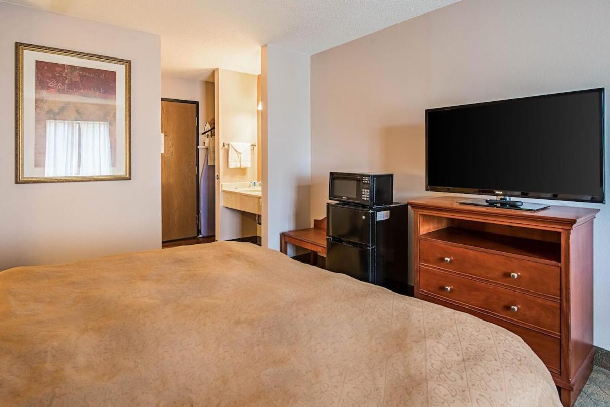 Royal Inn Suites Huntington Экстерьер фото